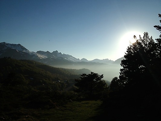 포토 JPG 해외이미지 나무 구름 공원 유럽 여행 백그라운드 자연 하늘 휴가 산 파노라마 풍경 사람없음 야외 초록색 여름 파란색 컬러풀 환경 계곡 트래킹 하이킹 프랑스 바위 스페인 숲 언덕 장면 내추럴 프랑스어 산악지대 절정 피레네산맥 해외202004 해외포토 자연요소 식물 문자 계절 공공시설 나라 컬러 레저 촬영기법 돌_바위 생태계 파일형식 산맥