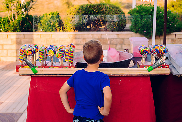 포토 JPG 해외이미지 백인 응시 남자 행복 어린이 음식 백그라운드 놀이 사탕 이벤트 소년 사람없음 초콜릿 기쁨 축하 바 입 막대기 달콤 맛 폐기물 작음 유혹 먹기 크림 흥분 원뿔 걸음마 결백 몽상가 천진난만 해로움 해외202004 해외포토 도형 서양인 시선 감정 컨셉 모션 디저트 사람 신체부위 쓰레기 크기 파일형식