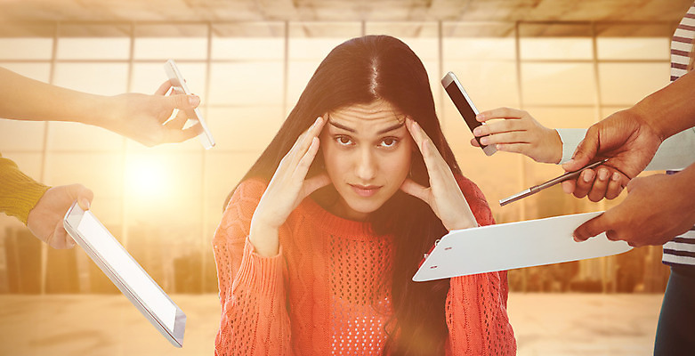 포토 JPG 해외이미지 백인 손 디자인 여자 비즈니스 창문 스트레스 직장 한명 들기 상반신 20대 성인 앞모습 신체부위 30대 빛 스마트폰 태블릿 사무실 비즈니스우먼 디자이너 주기 문서 업무과다 손짚기 성인여자한명만 해외202004 해외포토 서양인 직업 1 뷰포인트 회사 모션 사람 손짓 청년 장년 전자제품 핸드폰 스마트기기 업무 직장인 여자한명만 성인여자만 파일형식