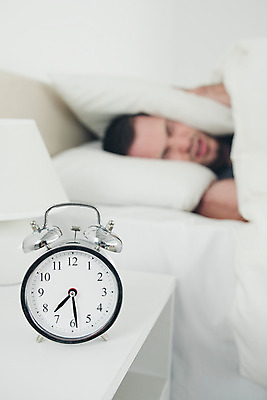 포토 JPG 해외이미지 라이프스타일 시계 베개 아침 휴식 스트레스 주택 피곤 한명 일상 눕기 머리 소리 침실 분노 짜증 침대 시간 잠 시끄러움 시트 불만 해외202004 해외포토 주간 1 감정 가구 컨셉 침구 모션 사람 건물 라이프 생활 신체부위 파일형식