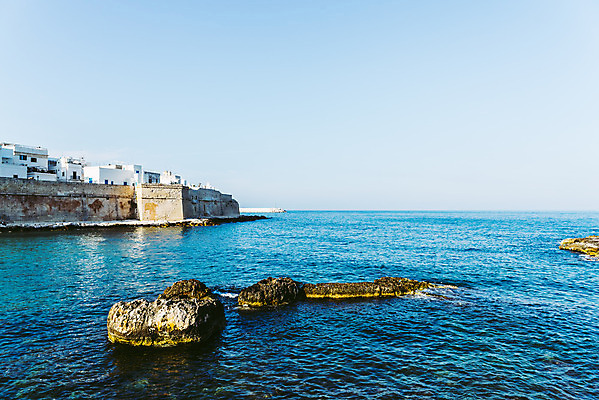 포토 JPG 해외이미지 유럽 바다 여행 건축양식 휴가 주택 사람없음 야외 건물 파란색 관광지 여행객 마을 이탈리아 골동품 발코니 흰색 도시 센터 지중해 타운 남쪽 랜드마크 옛날 해외202004 해외포토 건축물 건축 나라 컬러 사람 방향 파일형식