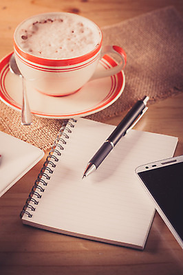 포토 JPG 해외이미지 디자인 종이 커피 음료 백그라운드 아이디어 사람없음 스마트폰 펜 다이어리 공책 공백 카페 복고 페이지 해외202004 해외포토 컨셉 문구용품 핸드폰 스마트기기 필기구 상점 사무용품 파일형식