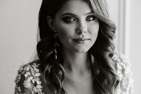 포토 JPG 해외이미지 응시 여자 신부 웨딩드레스 흑백 한명 미소 상반신 성인 앞모습 성인여자한명만 웨딩촬영 해외포토 1 시선 드레스 뷰포인트 결혼 촬영기법 표정 사람 기념사진 여자한명만 성인여자만 파일형식 이미지허브