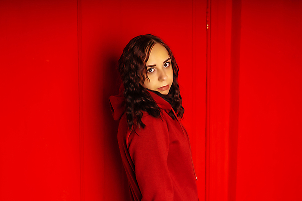 포토 JPG 해외이미지 라이프스타일 헤어스타일 응시 여자 벽 포즈 생각 청소년 갈색머리 실내 한명 서기 사람 취미 캐주얼 빨간색 방 개성 배려 성격 우울감 스타일 해외포토 1 시선 옷 감정 컬러 모션 내부 생활 파일형식 이미지허브