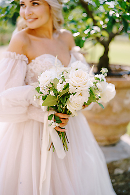 포토 JPG 해외이미지 서양인 응시 여자 신부 부케 웨딩드레스 결혼식 한명 들기 근접촬영 상반신 성인 야외 옆모습 성인여자한명만 웨딩촬영 해외포토 외국인 1 시선 드레스 뷰포인트 꽃다발 결혼 모션 사람 기념사진 여자한명만 성인여자만 파일형식 이미지허브