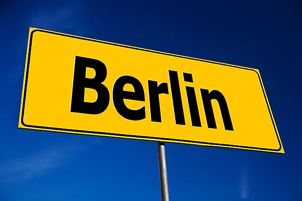 포토 JPG 해외이미지 도로 여행 컨셉 가이드 텍스트 교통시설 표시 하늘 거리 아이디어 프레임 광고판 독일 사람없음 파란색 단어 노란색 정보 시골 도시 표지판 메시지 선택 방향 교차로 알림 심볼 흔적 사인 도로표지판 공지사항 베를린 네비게이션 다음 루트 방법 조언 해외포토 직업 문자 유럽 길 컬러 교통 알림판 시설 판 파일형식 이미지허브