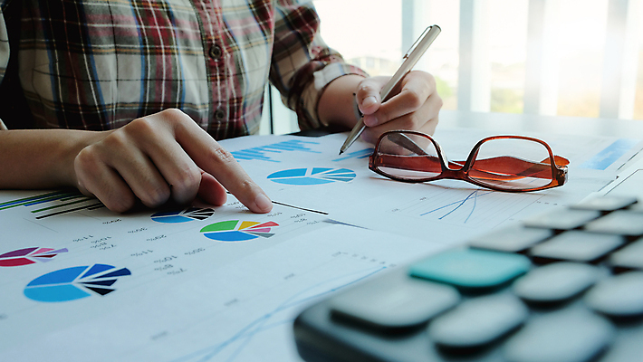 포토 JPG 해외이미지 직업 종이 돈 비즈니스 통계 성공 그래프 주택 직장 한명 금융 경제 컴퓨터 계산기 정보 성장 업무 작업 비즈니스맨 절약 계산 시장 계획 주식 책상 분석 보고서 문서 투자 수익 회계 경영 계좌 마케팅 세금 수입 예산 회계사 비용 해외포토 1 남자 가구 컨셉 회사 문구용품 사람 건물 전자제품 장비 직장인 재산 파일형식 이미지허브