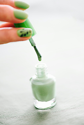 포토 JPG 해외이미지 직업 라이프스타일 손 디자인 여자 잎 손가락 미술 사람 사람없음 초록색 여름 뷰티 유행 상점 잡기 붓 못 손톱관리 광택 스타일 해외포토 식물 계절 컬러 모션 문화예술 생활 신체부위 공구 네일아트 파일형식 이미지허브