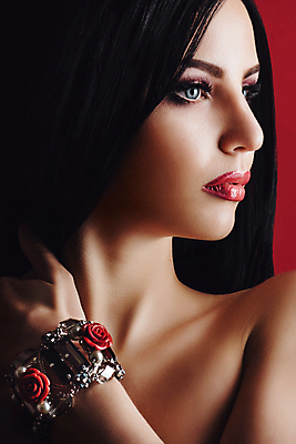 포토 JPG 해외이미지 모델 헤어스타일 유럽 포즈 갈색머리 한명 빨간색 파란색 뷰티 흰색 보석 입술 심각 해외포토 1 나라 컬러 컨셉 사람 신체부위 광석 파일형식 이미지허브