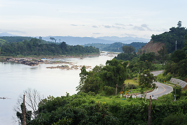 포토 JPG 해외이미지 나무 구름 유럽 호수 섬 여행 백그라운드 자연 하늘 아침 산 파노라마 한명 풍경 야외 초록색 물 여름 파란색 강 반사 안개 숲 언덕 내추럴 해외포토 주간 자연요소 식물 1 계절 나라 컬러 날씨 촬영기법 사람 생태계 파일형식 이미지허브