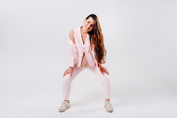 포토 JPG 해외이미지 전신 응시 여자 포즈 엄마 실내 한명 서기 미소 정장 성인 앞모습 임산부 임신 다리벌리기 흰배경 성인여자한명만 해외포토 1 시선 옷 뷰포인트 백그라운드 가족 모션 표정 사람 내부 흰색 여자한명만 성인여자만 파일형식 이미지허브