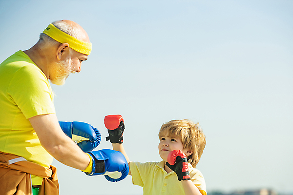 포토 JPG 해외이미지 할아버지 남자 행복 아들 어린이 스포츠 장갑 운동화 모션 손자 건강 소년 두명 운동 힘 권투 아빠 은퇴 싸움 세대 옛날 운동가 킥복싱 해외포토 잡화 노년 감정 신발 가족 사람 격투기 손주 파일형식 이미지허브