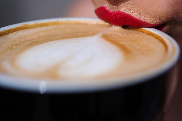 포토 JPG 해외이미지 모델 1 여자 커피 음료 포즈 휴가 휴식 건강 한명 사람 컵 빛 컬러풀 뷰티 귀여움 기쁨 낭만 립스틱 마시기 하트 자신감 화려 고급 카푸치노 내추럴 고립 진짜 스타일 해외포토 모양 식기 감정 컬러 컨셉 모션 화장품 파일형식 이미지허브