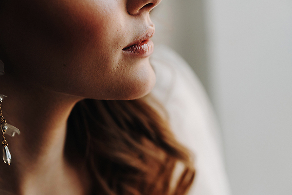 포토 JPG 해외이미지 여자 얼굴 신부 결혼 실내 한명 근접촬영 상반신 성인 아웃포커스 귀걸이 성인여자한명만 해외포토 1 뷰포인트 장신구 촬영기법 사람 이벤트 내부 신체부위 여자한명만 성인여자만 파일형식 이미지허브