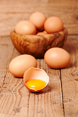 포토 JPG 해외이미지 실내 사람없음 계란 계란껍데기 깨짐 나무그릇 날계란 나무배경 해외포토 그릇 백그라운드 컨셉 내부 목재 알 파일형식 이미지허브