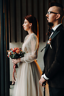 포토 JPG 해외이미지 백인 응시 여자 남자 부케 웨딩드레스 결혼 지팡이 서기 들기 정장 턱시도 상반신 성인 두명 옆모습 잡기 신랑신부 예식장 성인만 웨딩촬영 해외포토 서양인 시선 드레스 옷 신부_웨딩 뷰포인트 꽃다발 신랑 모션 사람 이벤트 공간 기념사진 파일형식 이미지허브