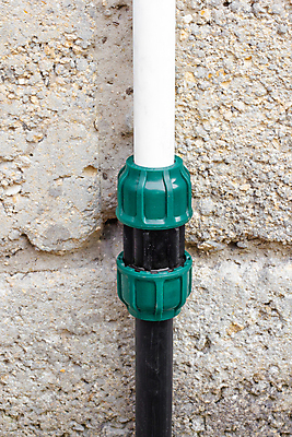 포토 JPG 해외이미지 산업 통신 사람없음 야외 물 세트 장비 수리 연결 플라스틱 묘사 서비스 시스템 고정 튜브 공학 유지 설치 업그레이드 파이프라인 공급 해외포토 자연요소 교육 재질 파이프_관 파일형식 이미지허브