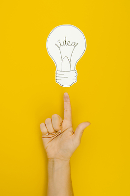 포토 JPG 해외이미지 손 전구 아이디어 실내 신체부위 가리킴 오브젝트 그림 노란배경 해외포토 백그라운드 컨셉 사람 손짓 내부 노란색 파일형식 이미지허브