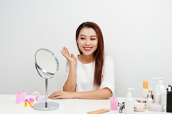 포토 JPG 해외이미지 응시 여자 탁자 실내 한명 동양인 상반신 성인 앞모습 뷰티 화장품 헤어롤 탁상거울 성인여자한명만 해외포토 1 시선 뷰포인트 가구 사람 인종 내부 거울 미용용품 여자한명만 성인여자만 파일형식 이미지허브