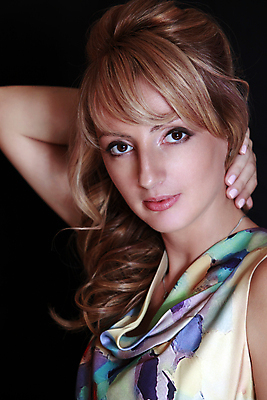 포토 JPG 해외이미지 모델 손 여자 얼굴 한명 파란색 금발 뷰티 흰색 화려 고급 속눈썹 입술 배려 스타일 해외포토 1 헤어스타일 컬러 컨셉 사람 신체부위 눈썹 파일형식 이미지허브