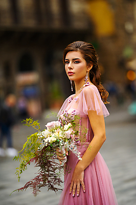 포토 JPG 해외이미지 주간 응시 여자 신부 부케 웨딩드레스 결혼 한명 들기 상반신 성인 야외 옆모습 아웃포커스 보케 성인여자한명만 웨딩촬영 해외포토 자연요소 1 시선 드레스 뷰포인트 꽃다발 모션 촬영기법 사람 이벤트 기념사진 여자한명만 성인여자만 파일형식 이미지허브