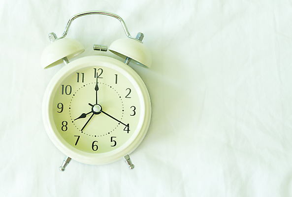 포토 JPG 해외이미지 라이프스타일 손 여자 시계 백그라운드 컨셉 베개 호텔 아침 휴식 주택 건강 사람 성인 사람없음 내부 침실 꿈 방 종 흰색 침대 시간 잠 손목시계 속도 공포 분 옛날 조언 해외포토 주간 컬러 가구 장신구 침구 숙소 건물 생활 신체부위 파일형식 이미지허브