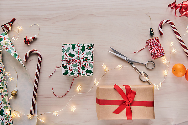 포토 JPG 해외이미지 나무 디자인 계절 별 리본 종이 컨셉 크리스마스 겨울 패턴 벽지 탁자 휴가 전등 프레임 선물 사람없음 장식 빨간색 상자 장난감 산타클로스 축제 흰색 나뭇가지 시골 축하 신용카드 연도 책상 레이아웃 엽서 머리위 꽃가루 패키지 전나무 구성 목업 플랫레이 클라우스 미니멀 국경 해외포토 자연요소 식물 기념일 컬러 가구 무늬 조명 금융 플랫 가루 편지 파일형식 이미지허브