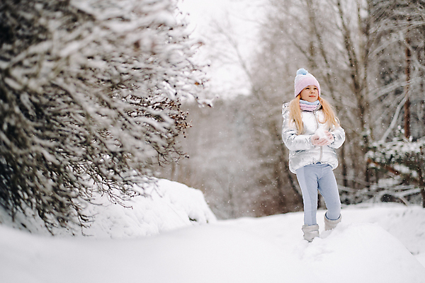 포토 JPG 해외이미지 주간 전신 여자 어린이 겨울 한명 들기 야외 앞모습 걷기 눈 패딩 소녀한명만 눈덮임 해외포토 자연요소 1 계절 뷰포인트 컨셉 모션 날씨 사람 점퍼 여자한명만 소녀만 파일형식 이미지허브