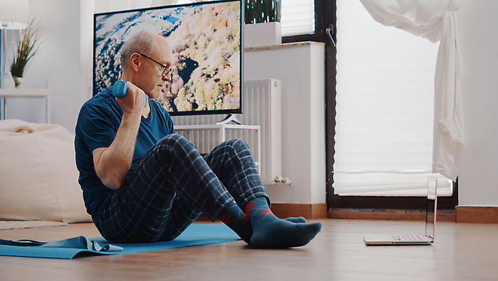 포토 JPG 해외이미지 전신 라이프스타일 응시 노년 남자 거실 요가 건강 한명 들기 앉기 옆모습 노트북 운동 아령 매트 노인남자한명만 해외포토 1 웰빙 시선 뷰포인트 모션 사람 성인 생활 전자제품 남자한명만 노인남자만 파일형식 이미지허브