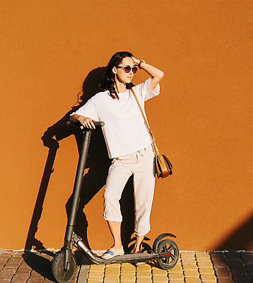 포토 JPG 해외이미지 전신 1 라이프스타일 옷 여자 벽 거리 한명 서기 미소 사람 야외 여름 선글라스 갈색 핸드백 스쿠터 흰색 도시 에코 생태계 스타일 해외포토 계절 안경 컬러 가방 모션 표정 생활 환경 오토바이 파일형식 이미지허브