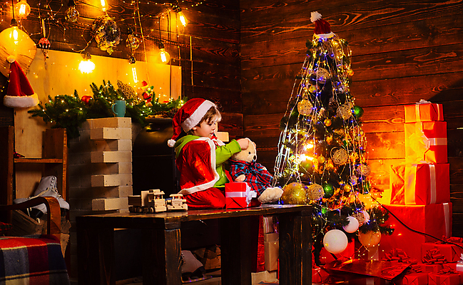 포토 JPG 해외이미지 모자 전통 옷 행복 어린이 백그라운드 크리스마스 겨울 탁자 휴가 새로움 새해 주택 기념 매달리기 선물 한명 미소 소년 내부 목재 장식 선물상자 빛 상자 크리스마스트리 화환 놀람 기쁨 축하 기적 연도 가문비나무 해외포토 나무 1 잡화 계절 기념일 남자 꽃 감정 가구 컨셉 재료 모션 표정 사람 건물 파일형식 이미지허브