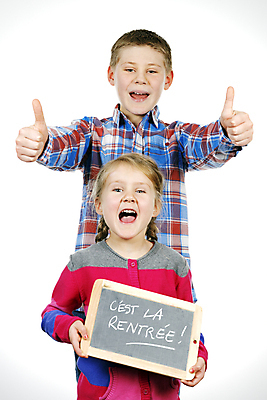 포토 JPG 해외이미지 백인 학생 배너 여학생 여자 교육 행복 어린이 유니폼 배낭 학교 미소 사람 소녀 소년 두명 빨간색 스터디 뷰티 쌓기 유치원 잡기 신학기 시작 문학 최초 고립 초보 카피스페이스 해외포토 서양인 옷 남자 감정 컬러 가방 모션 표정 학습 공백 파일형식 이미지허브