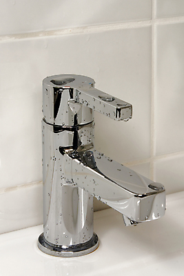 포토 JPG 해외이미지 사람없음 물 빛 금속 목욕 장비 젖음 추위 욕실 흰색 물방울 떨어짐 시원함 수도꼭지 화장실 배관공 철강 해외포토 자연요소 컬러 컨셉 재질 청결 파일형식 이미지허브