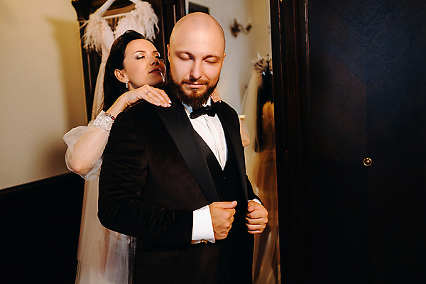 포토 JPG 해외이미지 여자 남자 웨딩드레스 결혼 신혼부부 실내 사랑 미소 정장 턱시도 상반신 성인 두명 앞모습 옆모습 잡기 대기실 신랑신부 성인만 어깨에손 웨딩촬영 해외포토 부부 드레스 옷 감정 신부_웨딩 뷰포인트 신랑 모션 표정 사람 이벤트 내부 공간 신혼 기념사진 파일형식 이미지허브