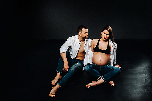 포토 JPG 해외이미지 전신 부부 응시 여자 남자 포즈 셔츠 검은배경 실내 앉기 성인 두명 앞모습 임산부 임신 청바지 성인만 해외포토 커플 시선 뷰포인트 백그라운드 상의 바지 모션 사람 내부 검은색 파일형식 이미지허브