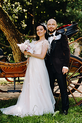 포토 JPG 해외이미지 주간 전신 응시 여자 남자 부케 웨딩드레스 결혼 신혼부부 사랑 서기 들기 정장 턱시도 성인 야외 두명 앞모습 옆모습 마차 신랑신부 성인만 웨딩촬영 해외포토 자연요소 부부 시선 드레스 옷 감정 신부_웨딩 교통수단 뷰포인트 꽃다발 신랑 모션 사람 이벤트 신혼 기념사진 파일형식 이미지허브