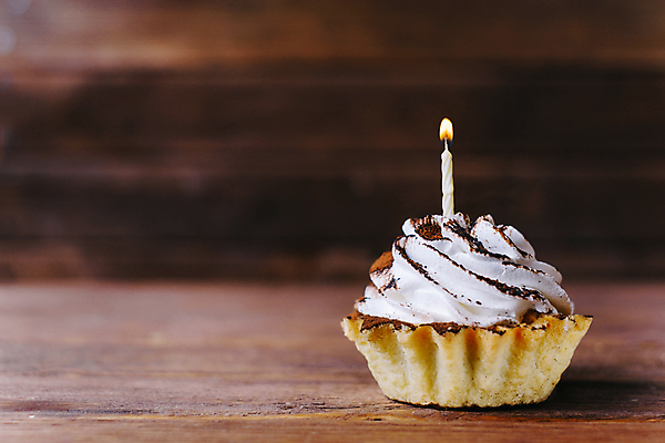 포토 JPG 해외이미지 1 음식 백그라운드 휴가 디저트 사람없음 목재 파티 케이크 흰색 축하 생일 달콤 맛 컵케이크 굽기 크림 연소 카피스페이스 맛있는 해외포토 나무 기념일 컬러 컨셉 재료 이벤트 공백 구이 파일형식 이미지허브