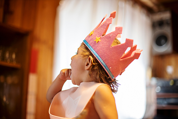 포토 JPG 해외이미지 백인 드레스 꽃 행복 감정 얼굴 어린이 의자 장난 가족 놀이 왕관 실내 건강 한명 미소 사람 뷰티 파티 기쁨 표현 아기 달콤 작음 먹기 걸음마 돌봄 해외포토 서양인 식물 1 옷 가구 관계 모션 표정 이벤트 내부 신체부위 맛 크기 파일형식 이미지허브