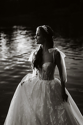 포토 JPG 해외이미지 주간 응시 여자 신부 웨딩드레스 흑백 한명 미소 상반신 성인 야외 앞모습 옆모습 강가 성인여자한명만 웨딩촬영 해외포토 자연요소 1 시선 드레스 뷰포인트 결혼 촬영기법 표정 사람 강 기념사진 여자한명만 성인여자만 파일형식 이미지허브