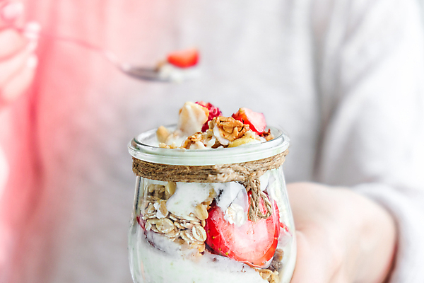 포토 JPG 해외이미지 손 여자 딸기 실내 한명 들기 상반신 성인 앞모습 아웃포커스 요거트 성인여자한명만 그릭요거트 해외포토 1 뷰포인트 과일 모션 유제품 촬영기법 사람 내부 신체부위 여자한명만 성인여자만 파일형식 이미지허브