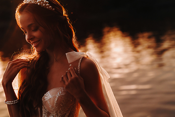 포토 JPG 해외이미지 주간 여자 신부 웨딩드레스 결혼 자연 한명 미소 상반신 성인 야외 앞모습 옆모습 노을 강가 성인여자한명만 웨딩촬영 해외포토 자연요소 1 드레스 뷰포인트 표정 사람 이벤트 강 생태계 기념사진 여자한명만 성인여자만 파일형식 이미지허브