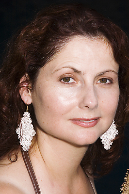 포토 JPG 해외이미지 응시 여자 얼굴 분홍색 중년 갈색머리 한명 귀걸이 립스틱 표현 주름 입술 목 히스패닉 적갈색 해외포토 1 헤어스타일 시선 컬러 장신구 사람 성인 신체부위 갈색 화장품 파일형식 이미지허브