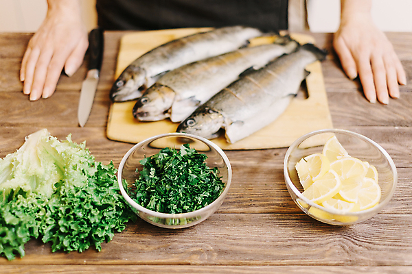 포토 JPG 해외이미지 1 접시 여자 음식 재료 탁자 건강 관리 어류 요리 사람 사람없음 목재 주방 식당 요리사 식사 샐러드 신선 칼 레몬 해산물 준비 날것 송어 그리너리 맛있는 해외포토 나무 직업 식기 가구 과일 상점 수중동물 파일형식 트랜드컬러 이미지허브