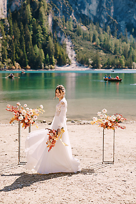 포토 JPG 해외이미지 전신 서양인 여자 신부 부케 웨딩드레스 자연 결혼식 한명 들기 성인 야외 옆모습 뒤돌아보기 강가 성인여자한명만 웨딩촬영 해외포토 외국인 1 드레스 뷰포인트 꽃다발 결혼 모션 사람 강 생태계 기념사진 여자한명만 성인여자만 파일형식 이미지허브