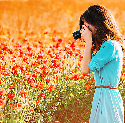 포토 JPG 해외이미지 1 라이프스타일 여자 꽃 여행 밭 자연 휴가 갈색머리 한명 서기 사람 취미 야외 빨간색 카메라 맑음 봄 잡기 사진사 양귀비 해외포토 식물 헤어스타일 계절 컬러 농업 모션 날씨 생활 전자제품 작가 생태계 파일형식 이미지허브