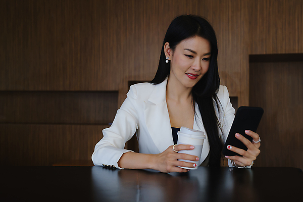 포토 JPG 해외이미지 직업 사업가 직장 말하기 대화 한명 미소 사람 금융 경제 사무실 펜 쪽지 기록 업무 작업 비즈니스맨 계산 결과 종업원 분석 보고서 컨설턴트 상담 경영자 문서 투자 비서 회계 변호사 대출 빚 경영 계좌 마케팅 분석가 세금 수입 예산 회계사 비용 해외포토 1 남자 컨셉 회사 비즈니스 모션 표정 필기구 직장인 전문직 리더 파일형식 이미지허브