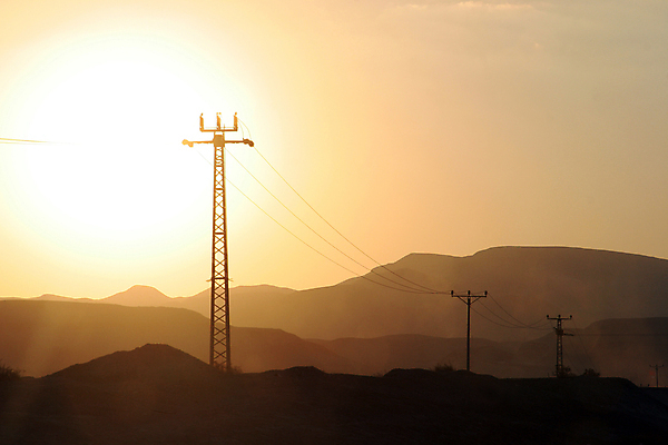 포토 JPG 해외이미지 식물 공원 산업 선 모래 자연 하늘 산 건조 풍경 사람없음 야외 빛 태양 탑 금속 힘 장비 사막 에너지 기둥 뜨거움 중앙 위험 배열 철사 철탑 사암 동쪽 공학 변압기 이스라엘 전압 줄서기 철강 공급 해외포토 자연요소 건축물 공공시설 교육 건축 컨셉 모션 재질 돌_바위 방향 생태계 서아시아 파일형식 이미지허브