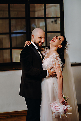 포토 JPG 해외이미지 응시 여자 남자 부케 웨딩드레스 허리손 결혼 창문 신혼부부 실내 사랑 미소 웃음 들기 정장 턱시도 상반신 성인 두명 옆모습 마주보기 올려보기 신랑신부 성인만 어깨에손 웨딩촬영 해외포토 부부 시선 드레스 옷 감정 신부_웨딩 뷰포인트 꽃다발 포즈 신랑 모션 표정 사람 이벤트 내부 신혼 기념사진 파일형식 이미지허브