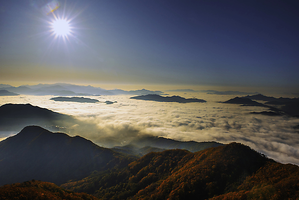 포토 JPG 해외이미지 주간 자연 하늘 산 풍경 사람없음 야외 태양 가을풍경 안개 가을 정상 남양주 해외포토 자연요소 계절 날씨 생태계 경기도 파일형식 가을_계절 이미지허브