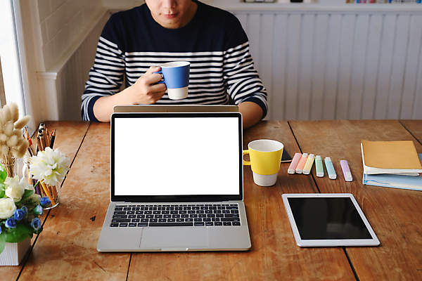 포토 JPG 해외이미지 남자 한명 들기 상반신 성인 앞모습 책 컵 노트북 태블릿 스크린 목업 성인남자한명만 해외포토 1 식기 뷰포인트 모션 사람 전자제품 스마트기기 남자한명만 성인남자만 파일형식 이미지허브